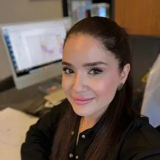 Uzm. Dr. Emel Ertürk Özdemir — Dermatoloji, Ankara. Portre fotoğrafı.