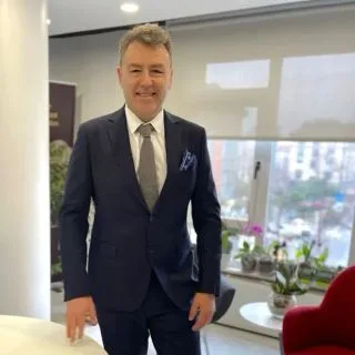 Dr. Dt. Kenan Çavdar — İstanbul. Portre fotoğrafı.