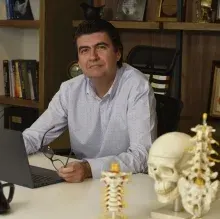 Prof. Dr. Mert Akbaş — Algoloji, Antalya. Portre fotoğrafı.