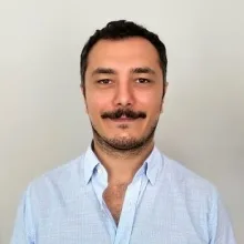 Psk. Kayhan Gürbüz — Psikoloji, Konak, İzmir. Portre fotoğrafı.