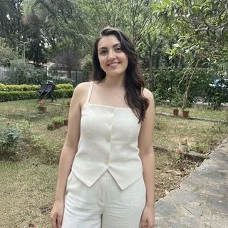 Uzm. Dr. Burcu Güler — Psikiyatri, Sivas. Portre fotoğrafı.
