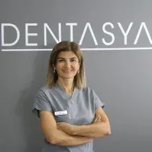 Dt. Selmin Badem Kayabaş — Diş Hekimi, İstanbul. Portre fotoğrafı.