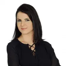 Dyt. Aysu Aydın Kadıoğlu — Diyetisyen. Portre fotoğrafı.