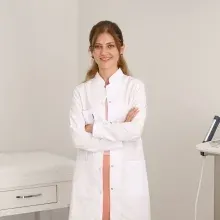 Dr. Fatma Kurt — İç Hastalıkları, İstanbul. Portre fotoğrafı.