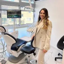 Dr. Dt. Merve Mevlanaoğlu Uzun — Diş Hekimi. Portre fotoğrafı.