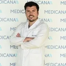Dt. Şiar Atmaca — Diş Hekimi, Nilüfer, Bursa. Portre fotoğrafı.