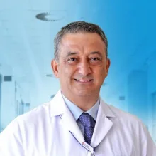 Doç. Dr. Feza Nurözler — Kalp Ve Damar Cerrahisi, Küçükçekmece, İstanbul. Portre fotoğrafı.