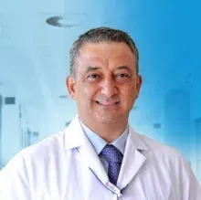 Doç. Dr. Feza Nurözler — Kalp Ve Damar Cerrahisi, Küçükçekmece, İstanbul. Portre fotoğrafı.