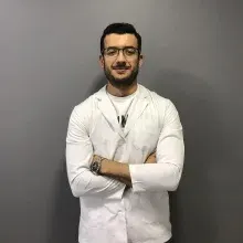 Fzt. Cem Kuşcu — Fizyoterapi Ve Rehabilitasyon, İzmir. Portre fotoğrafı.