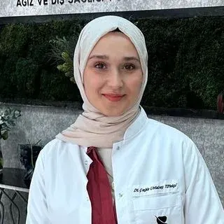 Dt. Çağla Ustabaş Tüfekçi — Diş Hekimi, Bursa. Portre fotoğrafı.