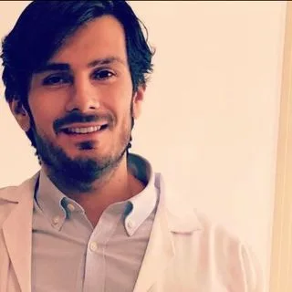 Uzm. Dr. Efe Emre Kaşıkçı — İzmir. Portre fotoğrafı.