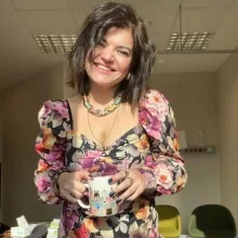 Uzm. Dr. Müge Elbir — Psikiyatri, Manisa. Portre fotoğrafı.