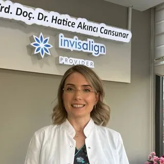 Uzm. Dt. Hatice Akıncı Cansunar — Mersin. Portre fotoğrafı.