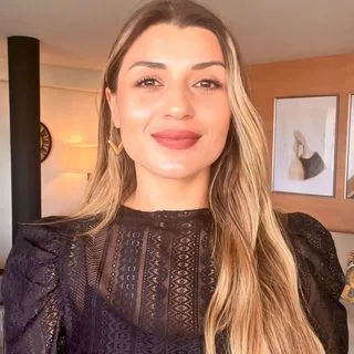 Psk. Duygu Güner — Psikoloji, İzmir. Portre fotoğrafı.