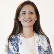 Prof. Dr. Kamuran Zeynep Aytuğ Sevim — Plastik Rekonstrüktif Ve Estetik Cerrahi, İstanbul. Portre fotoğrafı.
