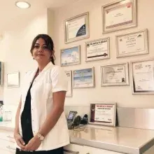 Dt. Güneş Çankaya — Diş Hekimi, Antalya. Portre fotoğrafı.
