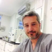 Dt. Bülent Kaplan — Diş Hekimi, İstanbul. Portre fotoğrafı.