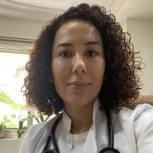 Uzm. Dr. Hande Kangül — Kardiyoloji, İzmir. Portre fotoğrafı.