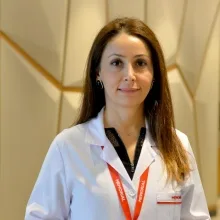 Uzm. Dr. Yeliz Karakoca — Dermatoloji, İstanbul. Portre fotoğrafı.