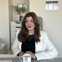 Uzm. Dyt. Cansu Arslanbaş — Diyetisyen. Portre fotoğrafı.