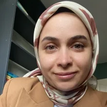 Psk. | Bilim Uzmanı Elif Demir Akdeniz — Psikoloji, Adana. Portre fotoğrafı.