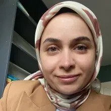 Psk. | Bilim Uzmanı Elif Demir Akdeniz — Psikoloji, Adana. Portre fotoğrafı.