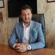 Op. Dr. Osman Tan — Plastik Rekonstrüktif Ve Estetik Cerrahi, İzmir. Portre fotoğrafı.