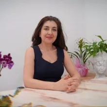 Uzm. Dr. Serpil Uysal — Dermatoloji, İstanbul. Portre fotoğrafı.