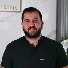 Dt. Mert Suna — Diş Hekimi, Şehitkamil, Gaziantep. Portre fotoğrafı.