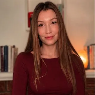 Psk. Özge Özdil Karacan — Psikoloji. Portre fotoğrafı.