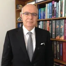 Prof. Dr. Umur Kuyumcuoğlu — Kadın Hastalıkları Ve Doğum, İstanbul. Portre fotoğrafı.