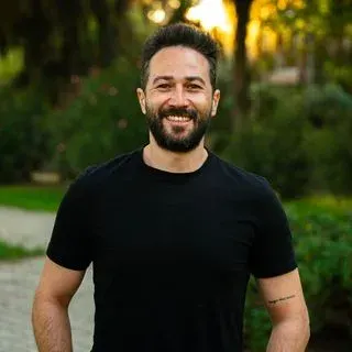 Kl. Psk. Hakan Bahar — Psikoloji, İzmir. Portre fotoğrafı.