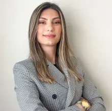 Kl. Psk. Yasemin Araslı Demirel — Psikoloji, İstanbul. Portre fotoğrafı.
