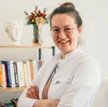 Op. Dr. Gizem Sarıiz — Kadın Hastalıkları Ve Doğum, Denizli. Portre fotoğrafı.