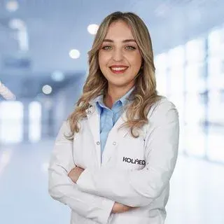 Uzm. Dr. Öznur Sezer — Göğüs Hastalıkları, Amasya. Portre fotoğrafı.