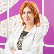 Uzm. Dr. Arzu Kaynak — Dermatoloji, Balıkesir. Portre fotoğrafı.