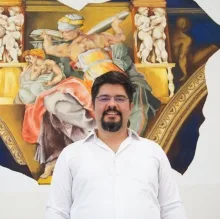 Dr. Öğr. Üyesi Melih Ülgey — Protetik Diş Tedavisi, İzmir. Portre fotoğrafı.