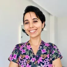 Dt. Nergiz Arslan — Diş Hekimi, Güzelbahçe, İzmir. Portre fotoğrafı.