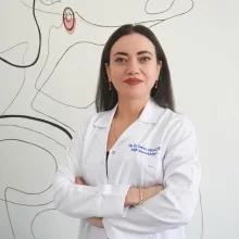 Op. Dr. Emine Şakalar — Kulak Burun Boğaz, Eskişehir. Portre fotoğrafı.