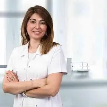 Uzm. Dr. Aysu Öztunç Dikerler — Çocuk Sağlığı Ve Hastalıkları, İzmir. Portre fotoğrafı.