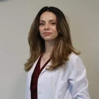 Dyt. Esra Gül — Diyetisyen. Portre fotoğrafı.