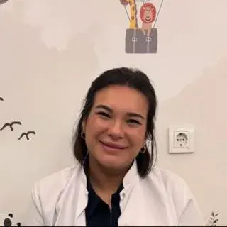Uzm. Dt. Mina Türkmen Karaçöl — İstanbul. Portre fotoğrafı.
