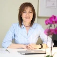 Dr. Ferda Ayhan Yalçın — Pratisyen, Konak, İzmir. Portre fotoğrafı.