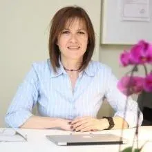Dr. Ferda Ayhan Yalçın — Pratisyen, Konak, İzmir. Portre fotoğrafı.