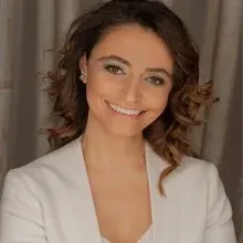 Uzm. Dr. Başak Bingöl — İzmir. Portre fotoğrafı.