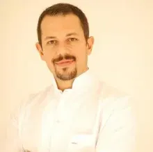 Dt. Necib Şen — Diş Hekimi, Kadıköy, İstanbul. Portre fotoğrafı.