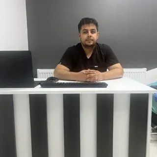 Dt. Mustafa Sefa Arı — Diş Hekimi, Konya. Portre fotoğrafı.