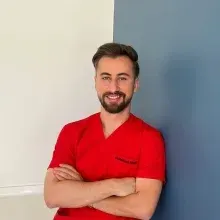 Dt. Melik Şah Ersoy — Diş Hekimi, Malatya. Portre fotoğrafı.
