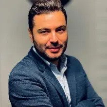 Uzm. Dr. Cenk Varlık — Psikiyatri, İstanbul. Portre fotoğrafı.
