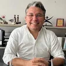 Dt. Muzaffer Demirdelen — Diş Hekimi, Kayseri. Portre fotoğrafı.